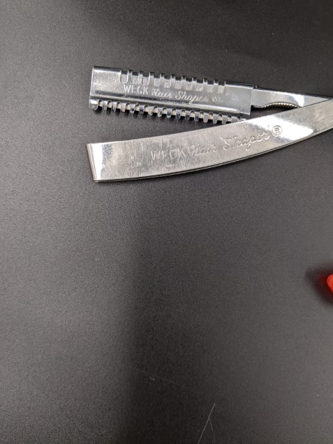 Lot # 117 – Vitage Razors, Vintage perfume bottles and vintage glass bottle. - Image 3