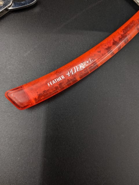 Lot # 117 – Vitage Razors, Vintage perfume bottles and vintage glass bottle. - Image 4