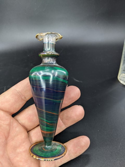 Lot # 117 – Vitage Razors, Vintage perfume bottles and vintage glass bottle. - Image 6