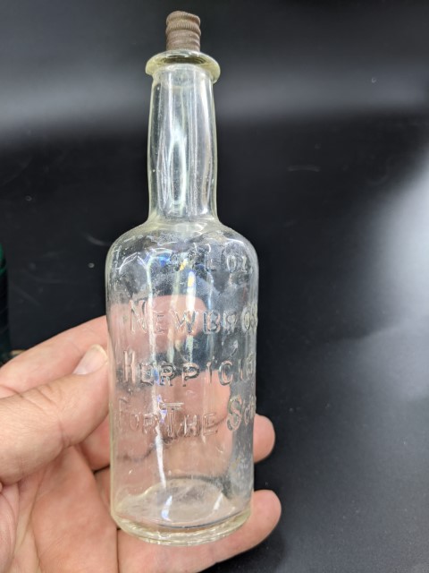 Lot # 117 – Vitage Razors, Vintage perfume bottles and vintage glass bottle. - Image 7