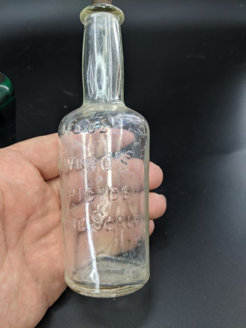 Lot # 117 – Vitage Razors, Vintage perfume bottles and vintage glass bottle. - Image 8