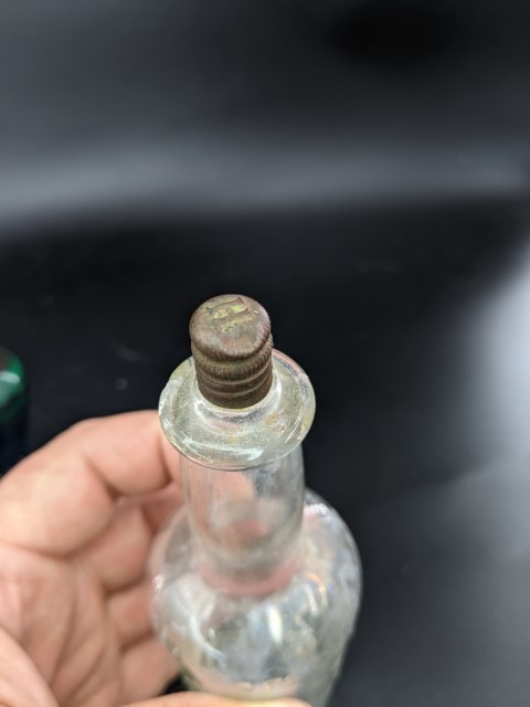 Lot # 117 – Vitage Razors, Vintage perfume bottles and vintage glass bottle. - Image 9