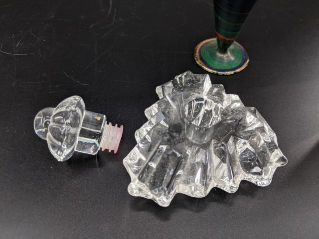 Lot # 117 – Vitage Razors, Vintage perfume bottles and vintage glass bottle. - Image 10