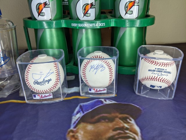 Lot # 126 – Sports Lot: Dodgers banner, Signed baseballs, and more! - Image 3