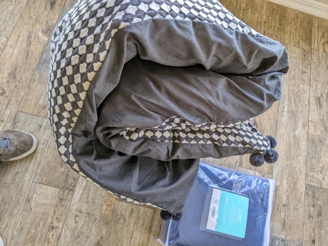 Lot # 128 – Kids 6lb Weighted blanket & / Jungalow Woven Chaise Lounge Pillow New! - Image 5