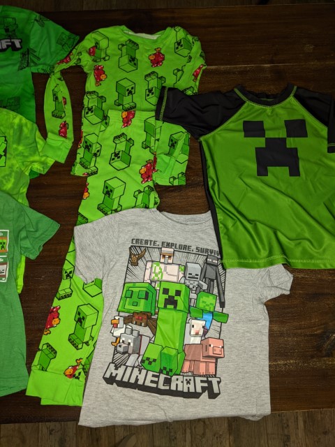Lot # 137 – Lot of Kids Minecraft clothes Size Boys sm/med - Image 2