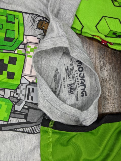 Lot # 137 – Lot of Kids Minecraft clothes Size Boys sm/med - Image 5