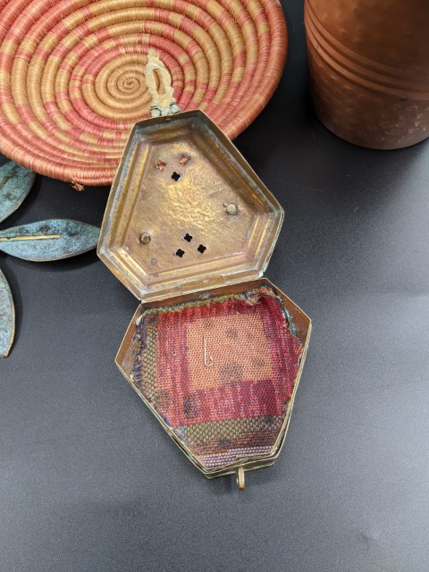 Lot # 146 – Vintage elephant brazier, beautiful handcrafted wooden mask, brass box, copper pot and more!! (8 pieces) - Image 13