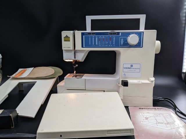 Lot # 151 – Vintage Viking Husqvarna Classica 105 Sewing Machine with accessories! - Image 2
