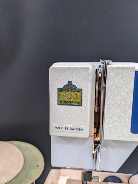 Lot # 151 – Vintage Viking Husqvarna Classica 105 Sewing Machine with accessories! - Image 4