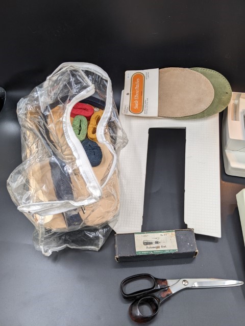 Lot # 151 – Vintage Viking Husqvarna Classica 105 Sewing Machine with accessories! - Image 5