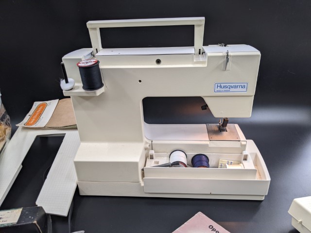 Lot # 151 – Vintage Viking Husqvarna Classica 105 Sewing Machine with accessories! - Image 7
