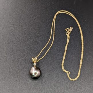 Lot # 278 - 14kt Gold Necklace with pearl and diamond (small knot in chain)
